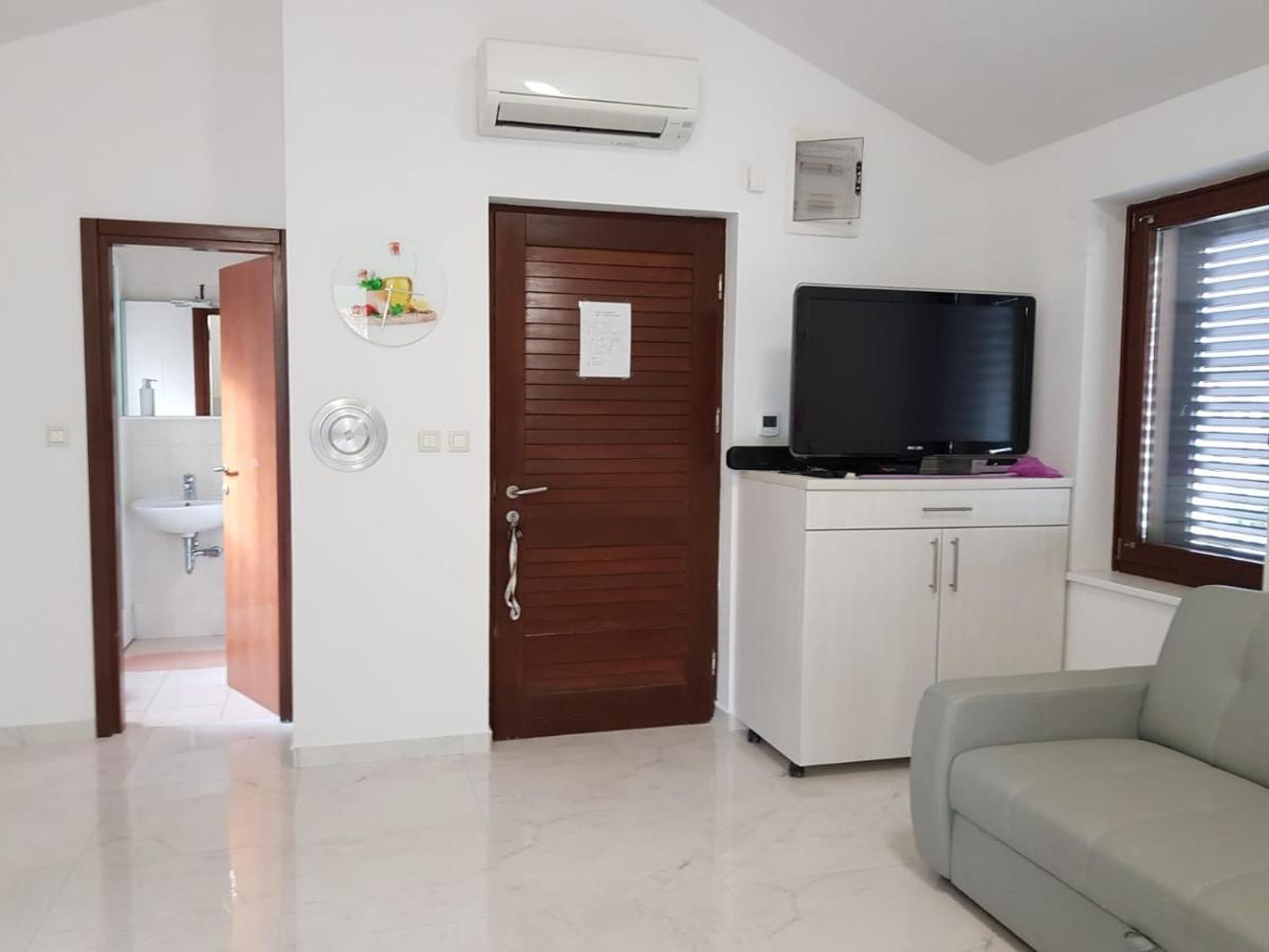 Relax Zone III Apartment Malinska Exterior photo